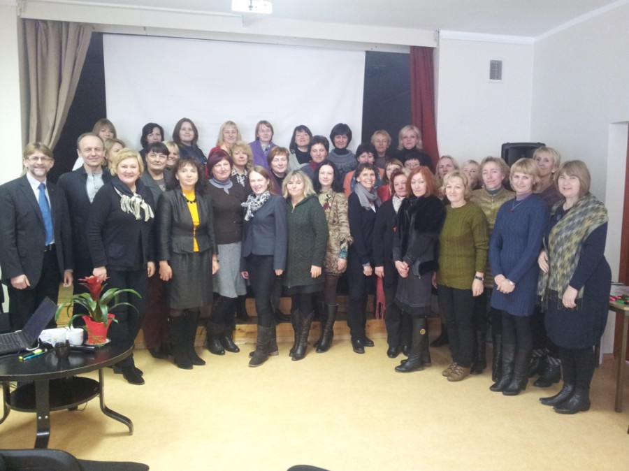 „Revuonos“ ir Šilavoto pagrindinių mokyklų mokytojai bei svečiai po projektą apibendrinančio renginio.