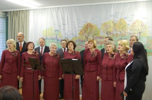 Kokios būtų įkurtuvės be „Saulėgrąžos“ ansamblio dainų ir sveikinimų.