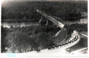 II Kunigaikštienės Birutės pulko ulonai joja po pratybų Kaniūkų tiltu 1937 m. (asmeninė kolekcija).