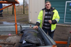 Kai orai dėkingi ir kelių valyti nereikia, kelių meistro Albino Astrovo vadovaujama darbininkų brigada šaltu asfaltu užtaisinėja dėl staigių temperatūros pokyčių keliuose atsiradusias gilias duobes.