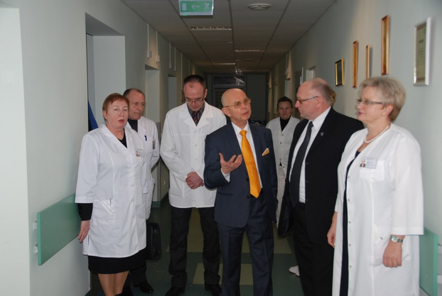 Premjero patarėjas sveikatai A.Vinkus ir rajono meras V.Bujanauskas su Prienų ligoninės vadovais. Kristinos  Leonavičienės nuotrauka