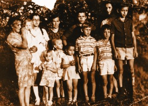 Vaikai su mama Onute, močiute Onute, trūksta tėčio ir brolio Algio, 1975 metai. Rimantas pirmoje eilėje antras iš dešinės.