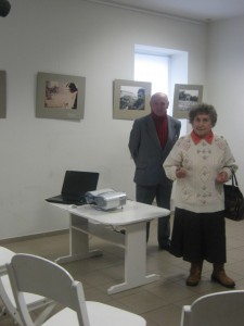 Justino Marcinkevičiaus bendraklasiai Anarsija Adamonienė ir Jonas Vyšniauskas muziejuje.