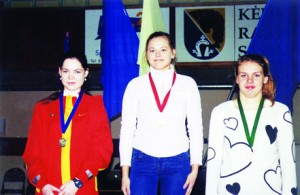 Ieva Šukevičiūtė (iš kairės)- Lietuvos rajonų jaunimo pirmenybių I vietos laimėtoja,  Gintarė Černevičiūtė (pirma iš dešinės) - Lietuvos universitetų studentų pirmenybių III vietos laimėtoja.