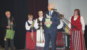 Birštono kultūros centro direktorius Z.Vileikis kolektyvų vadovams įteikė po originalų tautodailininko S.Lampicko medžio drožinį.