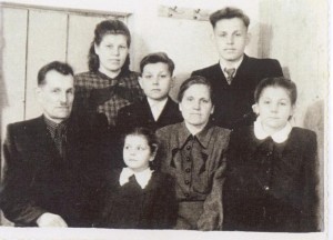 Beleškų šeima: (iš kairės) sėdi tėvas Povilas, dukra Genutė, mama Petronelė, dukra Danutė, stovi dukra Marytė, sūnūs Jonas ir Antanas.