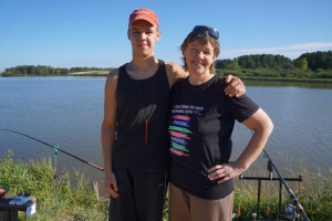 Devyniolikmetis žvejys Arnas Kirkilionis iš Raudondvario kartu su mama Aušra žvejoja nuo dviejų metų. Šįkart jis - varžybų dalyvis, o mama – jo asistentė.
