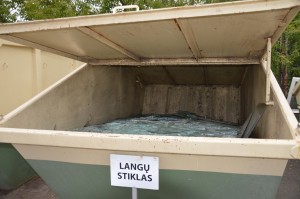 Langų stiklas surenkamas stambiųjų ir kitų atliekų surinkimo aikštelėse.