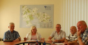 Dieną prieš savivaldybės Tarybos posėdį frakcijos „Naujas kelias“ narys G.Bartulis, opozicijos atstovai L.Jakinevičienė, A.Vaidogas ir C. Pacevičius, palaikomi Seimo nario V.Kamblevičiaus, išsakė nemažai abejonių dėl to, ar tikslinga nutraukti sutartį su UAB „Prienų energija“ pirma laiko.