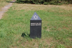 Kelią ir atstumą į masinę žydų kapavietę Kęstučio g. rodo žymaus Anglijos politinio veikėjo lordo G.Džanerio(Janner) iniciatyva pastatytas stulpas su Dovydo žvaigžde. Tokių marmurinių stulpų Lietuvoje - apie 200.