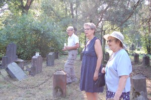 „Prienų kapinės mūsų giminei labai brangios, čia palaidoti mūsų protėviai – jie šio krašto istorijos dalis, todėl ir mes jaučiamės esantys vietiniai, tuteišiai (lenk. tutejszy),“ - praėjusią savaitę senosiose kapinėse lankydami giminės kapus kalbėjo garsių bajorų Geištorų ir Šiukštų palikuonys - Ewa Marija Gieysztor bei brolis Stanislovas ir sesuo Zofija Karpinskiai iš Lenkijos.