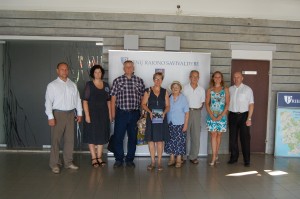 Garbingos giminės palikuonys – su Prienų rajono savivaldybės atstovais.
