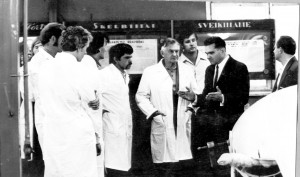 ESAG direktorius Vytautas Pakarskas (dešinėje) su gamyklos specialistais ir garsiu rusų konstruktorium Olegu Antonovu (centre) 1980 m.