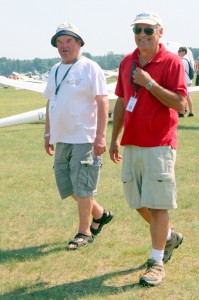 Varžybų stiuartas suomis Rami Huoviala ir žiuri pirmininkas Rick Sheepe.FAI jų nuomonė apie varžybų organizavimą labai svarbi.