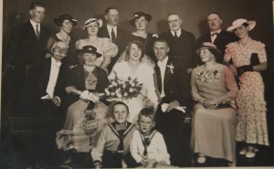 1935 m. Kaune. Vyriausiasis Stepono Konstantino sūnus Emilis veda Bronislovo Komarovskio senelę, grafaitę Feliciją Komorovską (1908-1993). Taip Geištarų giminė susijungė su neseniai kadenciją baigusio Lenkijos prezidento Bronislavo Komarovskio gimine. Nuotraukoje iš kairės matome tuometinius Šaltupio dvaro savininkus, jaunojo tėvus - Steponą Konstantiną ir Mariją Geištarus.