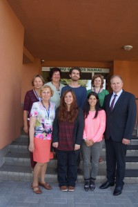 Savanoriai (Ines Kos (pirmoje eilėje antra iš kairės), Maria Liquito (pirmoje eilėje  trečia iš kairės) ir Francisko la Pinja da Silva (antroje eilėje centre) su Prienų globos namų vadovais ir socialiniais darbuotojais. 