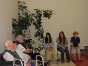 Relaksacijos užsiėmimą veda Ines (antra iš dešinės) ir Maria (trečia iš dešinės).