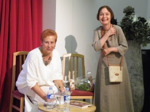 A. Ruseckaitė pasirašo autografą bibliotekininkei G. Mačiūtei.