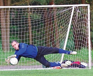 Artūras Petraška laisvalaikiu žaidžia futbolą (vartininko pozicijoje).