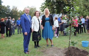 Dabartinė muziejaus direktorė Lolita Batutienė (pirmoji iš dešinės) su buvusiais direktoriais Antanina Aleknavičiene ir Algiu Marcinkevičiumi prie jubiliejaus proga pasodinto medelio. Šventės dieną bene daugiausia gražių padėkos žodžių sulaukė muziejaus įkūrėja Antanina Aleknavičienė. Jai įteikta ir Lietuvos kultūros ministro Šarūno Biručio padėka.