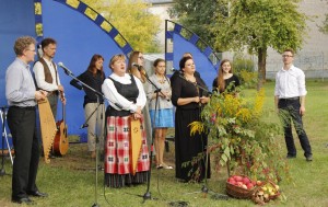 Muziejaus dvidešimtmečio minėjimo dalyvius dainomis sveikino ir Mykolo Romerio universiteto etnografinis ansamblis „Ritingo“, kuriame dainuoja ir prieniškis Stasys Zeleniakas.
