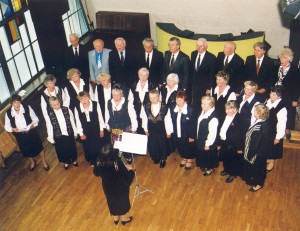 2001 metai. Birštono „Bočių“ choras „Sidabrinė gija“ (vadovė A.Pračkauskaitė) koncertuoja Tarptautinės pagyvenusių žmonių dienos proga Birštono kultūros centre.