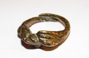 Išlaužo pagrindinės mokyklos muziejuje saugomas žalvarinis žiedas datuojamas XIII - XIV a.