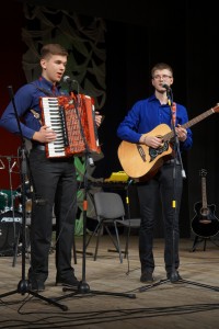 9 - 12 klasių grupėje, ansamblių kategorijoje, nugalėtojais pripažinti Prienų meno mokyklos duetas Kasparas Gudaitis ir Lukas Bartulis.