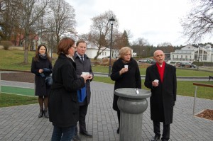 Premjero patarėjas A.Vinkus Birštono kurorto infrastruktūros apžiūrą pradėjo Kneipo terapijos parke, apie šio sveikatinimo metodo privalumus svečiui pasakojo Birštono TIC direktorė R.Kapačinskaitė.