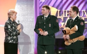Pasieniečiai Audrius Vaicekauskas ir Darius Kazlauskas 2008 m. vasarą išgelbėjo į pelkę įklimpusią dvejų metukų mergytę Guodą ir tapo „Metų pareigos“ laureatais, kuriems statulėles įteikė Prezidentė D. Grybauskaitė.