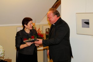 Birštono parapijos klebonas mons. dekanas J. Dalinevičius, įteikdamas gėlių muziejaus vedėjai R. Zajančkauskienei, kad prieš 15 metų, burdamas muziejaus kolektyvą, nesuklydo - muziejininkės tai patvirtino savo brandžiais darbais.
