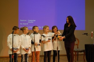 Vaikai po riešutą su sveikinimais sudėjo į linkėjimų taurę, skirtą Socialinių paslaugų centro direktorei Aurelijai Urbonienei, kuri Dienos centro projektui teikė visokeriopą paramą.