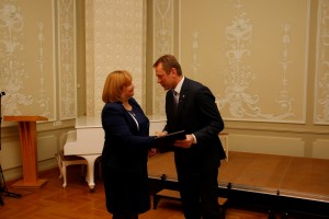 LR kultūros ministras Š.Birutis Birštono viešosios bibliotekos direktorei A.Jaskūnienei įteikia kultūros premiją.