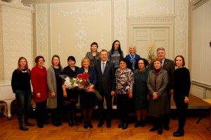 A.Jaskūnienė su ją sveikinusiais kolegomis ir LR kultūros ministru po apdovanojimų.