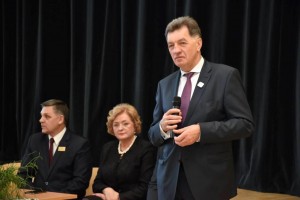 Susitikimo gimnazijoje metu: Premjeras Algirdas Butkevičius, Birštono savivaldybės merė Nijolė Dirginčienė ir gimnazijos direktorius Alvydas Urbanavičius.