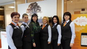 „Swedbank“ Prienų klientų aptarnavimo centro kolektyvas visada pasirengęs padėti klientams.