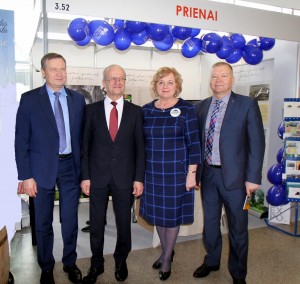 Prie Prienų stendo susitikę kaimyninių savivaldybių - Alytaus ir Prienų rajonų, Birštono ir Alytaus miesto - merai Algirdas Vrubliauskas, Alvydas Vaicekauskas, Nijolė Dirginčienė ir Vytautas Grigaravičius sustojo bendrai nuotraukai.  