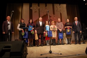 Aplinkos puošimo konkurso „Lai ateina šventės žiburiuotos“ nugalėtojai iš Prienų miesto seniūnijos su savivaldybės vadovais ir miesto seniūnu A. Matulevičiumi.