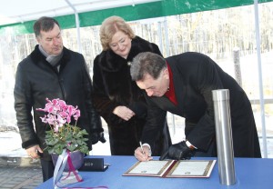 Premjeras pasirašo ant pergamento, liudijančio apie sporto komplekso statybų pradžią. Vienas šio dokumento egzempliorius buvo įdėtas į kapsulę, o antrasis perduotas saugoti Birštono krašto muziejui.