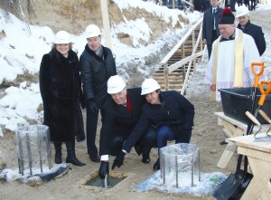 Simbolinę kapsulę įkasė Birštono savivaldybės merė Nijolė Dirginčienė, UAB „Rūdupis“ direktoriaus pavaduotojas Romualdas Vasiliauskas, Premjeras Algirdas Butkevičius ir projektuotojų atstovas - UAB „Tiksli forma“ direktorius Kęstutis Mikulskis. Statybų pradžią palaimino mons. Jonas Dalinevičius.