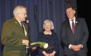 Premjeras A. Butkevičius padėkas už krašto kultūros tradicijų puoselėjimą įteikė „Gyvenimo“ laikraščio kolektyvui ir Prienų miškų urėdui Robertui Judickui.