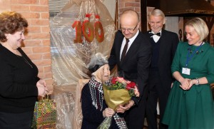 Šimto metų sulaukusią T. Tareilienę sveikina Prienų rajono savivaldybės meras A. Vaicekauskas, Socialinės paramos skyriaus vedėja E. Sadauskienė, Prienų globos namų l.e.p. direktorė I. Laukaitytė.