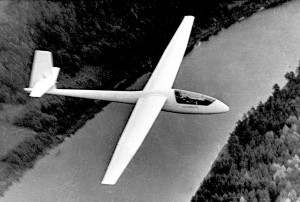 B. Karvelio  baltasparnė BK-7 „Lietuva“, ištobulinta iki LAK-12 „Lietuva“, populiari ne tik tarp Lietuvos, bet ir daugelio užsienio šalių sklandytojų.