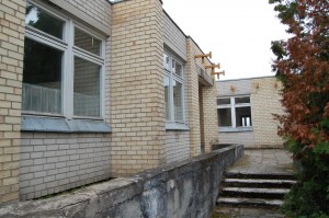 Iš Valstybės investicijų programos gavus dalį lėšų, dar šiemet turėtų prasidėti Jiezno PSPC pastato renovacijos darbai - pirmiausia ketinama virš šių pirmojo aukšto patalpų pastatyti priestatą.