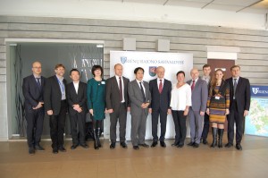Japonijos ambasados darbuotojai su savivaldybės vadovais ir specialistais.