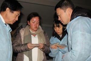 Japonų delegacija įmonėje „Ekofrisa“. Su veikla juos supažindina direktorė Lina Padvaiskienė.