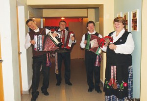 Laisvalaikio ir kultūros centre Tarybos narius pasitiko kapelos muzikantai ir centro direktorė Asta Keblikienė.