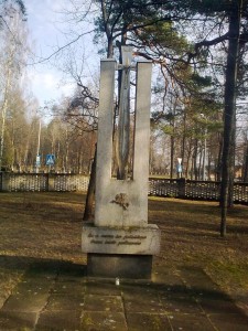 Žiburio mokyklos kiemas-partizanams