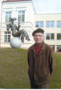 2013 m. ruduo. Aloyzas Toleikis prie savo darbo „Jaunystė“.