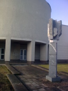 Paminklas filosofui Antanui Maceinai Prienuose.